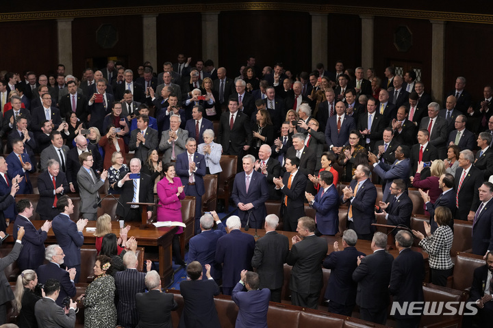 [워싱턴=AP/뉴시스] 케빈 매카시 미국 하원의장이 7일(현지시간) 미국 워싱턴D.C. 의사당에서 열린 제118차 하원의회에서 의장으로 선출되자 기뻐하고 있다. 2023.01.09.