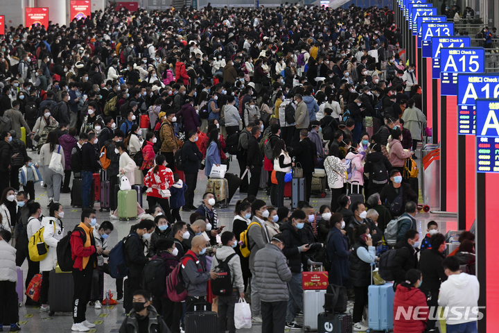 [광둥성=신화/뉴시스] 사람들이 열차에 탑승하기 위해 7일 중국 광둥성 선전 기차역에서 마스크를 쓰고 짐가방을 든 채 티켓 카운터에 줄을 서고 있다. 현재 중국 주요 도시에서는 코로나19 발병 사례와 입원이 급증하고 있어 앞으로 몇 일 안에 시작될 춘절 여행 러시를 맞아 추가 확산에 대비하고 있다. 2023.01.09.