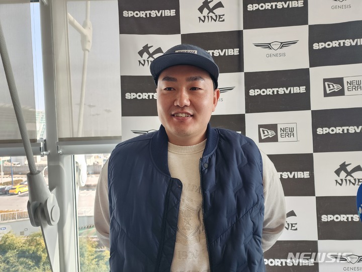 [인천공항=뉴시스] 김희준 기자 = 최지만이 8일 오후 인천공항에서 미국으로 출국하기 전 인터뷰를 하고 있다. 2023.01.08jinxijun@newsis.com 