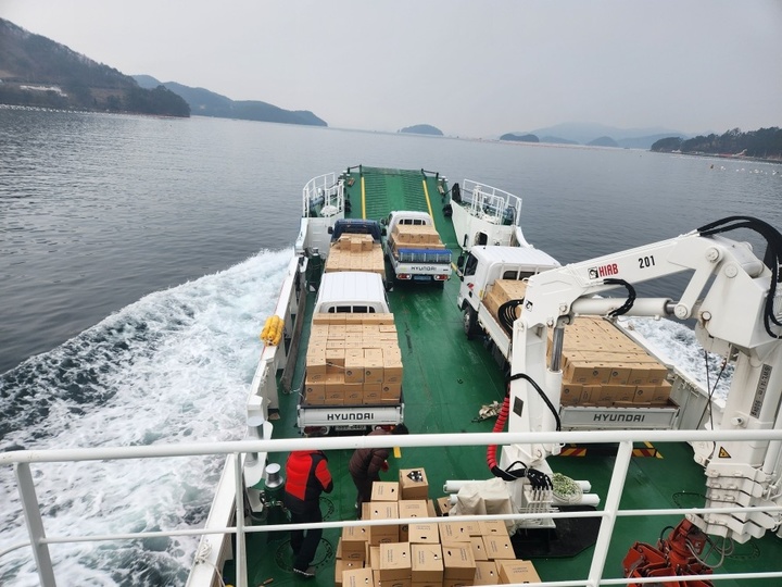 [통영=뉴시스] 통영시는 겨울 가뭄으로 생활용수난을 겪고 있는 섬 지역에 급수선과 급수차를 통해 식수를 공급하고 있다. 사진은 지난 5일 '통영아라호'를 통헤 산양읍 추도(대항, 미조마을), 욕지면 하노대, 우도마을, 한산면 매물도(대항, 당금마을) 6개 마을에 병물 5400병을 공급하고 있는 모습. 2023.01.08. photo@newsis.com *재판매 및 DB 금지