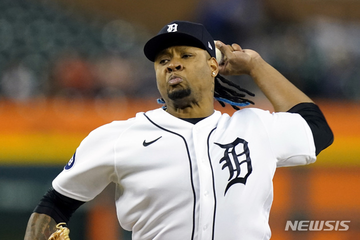 [디트로이트=AP/뉴시스] 디트로이트 타이거스의 그레고리 소토가 2일(한국시간) 미국 디트로이트에서 열린 경기에서 8회 말 투구를 하고 있다. 2022.10.02.
