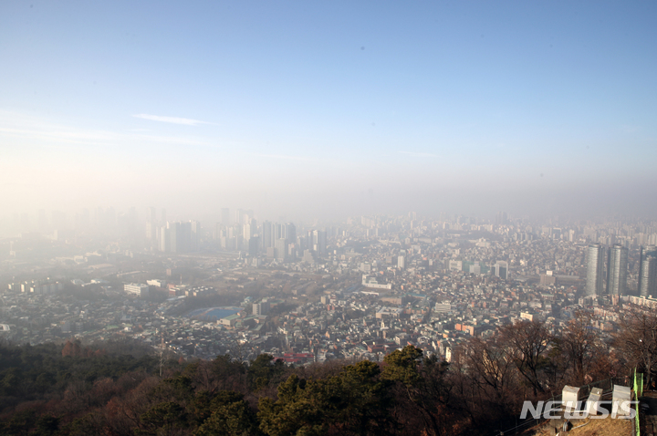 [서울=뉴시스] 고승민 기자 = 서울 등 전국 9개 시, 도에 초미세먼지 비상저감조치가 시행된 지난 8일 서울 남산에서 바라본 도심 대기가 뿌옇다.  2023.01.08. kkssmm99@newsis.com