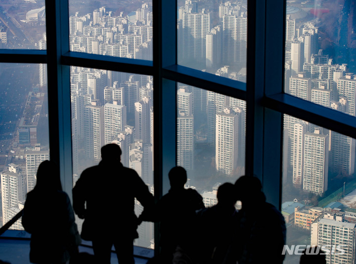 [서울=뉴시스] 조수정 기자 = 서울 송파구 롯데월드타워 서울스카이전망대에서 바라본 서울 시내 아파트. 2023.01.08. chocrystal@newsis.com