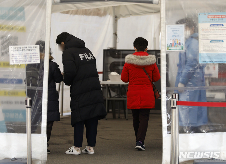 [서울=뉴시스] 고승민 기자 = 코로나19 신규 확진자수가 0시 기준 4만6766명을 기록한 8일 서울역 임시선별검사소를 찾은 시민이 PCR검사를 하기 전 전자문진표를 작성하고 있다. 2023.01.08. kkssmm99@newsis.com