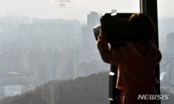 [대구=뉴시스] 이무열 기자 = 미세먼지와 초미세먼지 농도가 ‘나쁨’ 수준을 보인 8일 오후 대구 달서구 83타워에서 바라본 도심이 뿌옇게 보이고 있다. 2023.01.08. lmy@newsis.com