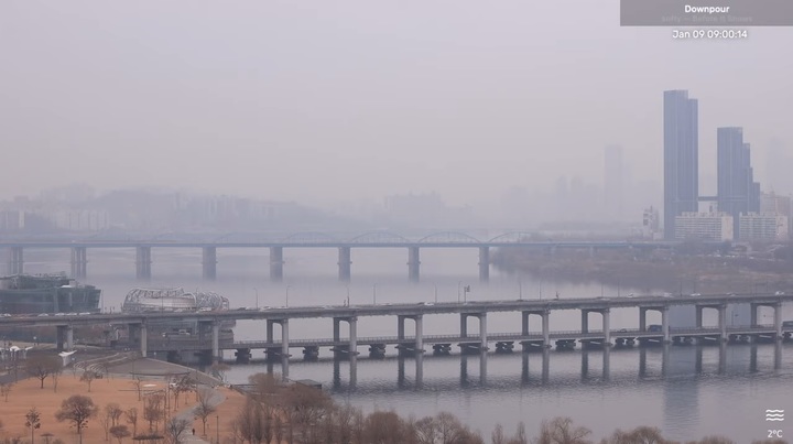 [서울=뉴시스]유튜브 채널 '데일리 서울 라이브 카메라-한강'이 9일 오전 9시 서울 반포대교 방향 라이브 캠 방송을 진행하고 있다. (사진=데일리 서울 라이브 카메라-한강 유튜브 영상 캡처) 2023.01.06. photo@newsis.com *재판매 및 DB 금지