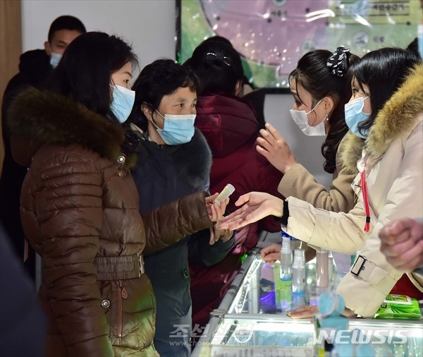 [서울=뉴시스] 북한이 제1차 평양시 관광기념품전시회를 개최했다고 조선신보가 8일 보도했다. (사진=조선신보 홈페이지 갈무리) 2023.01.09