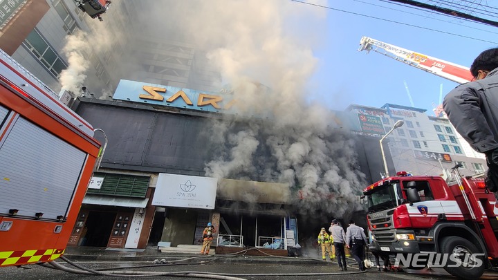 [부산=뉴시스] 권태완 기자 = 9일 오전 부산 부산진구의 한 오피스텔 주차타워에서 난 불이 인근에 있는 2층 상가건물로 번졌다. 부산소방은 대응 2단계를 발령,  200여 명과 장비 80여 대를 투입해 진화 작업을 벌이고 있다. 2023.01.09. kwon97@newsis.com 