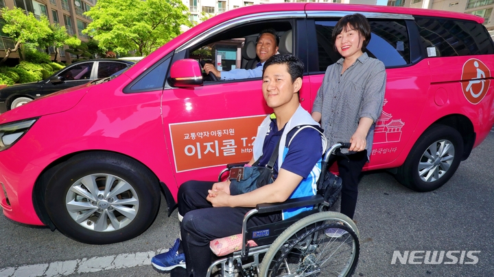 [전주=뉴시스]윤난슬 기자 = 전주시설관리공단은 교통약자 이동지원 차량을 빌려주는 '이지콜 휴일 대여 서비스'를 시작했다고 9일 밝혔다.(사진=전주시설공단 제공)