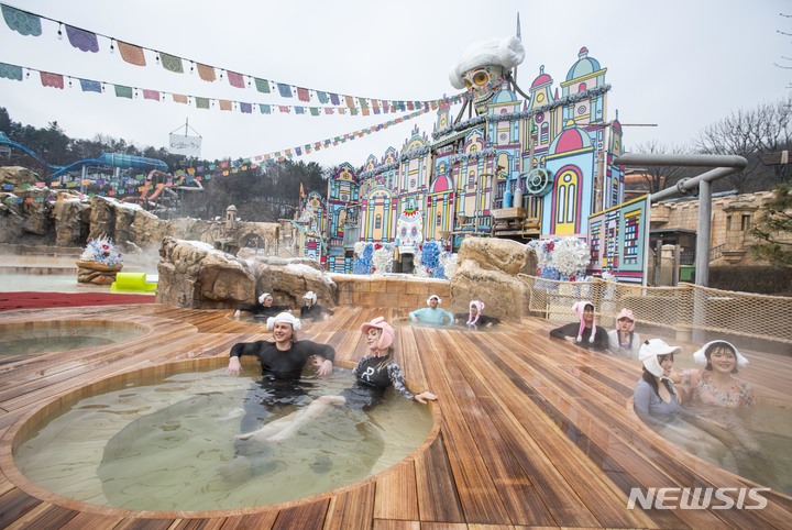 [용인=뉴시스] 캐리비안 베이, 겨울 온천으로 변신