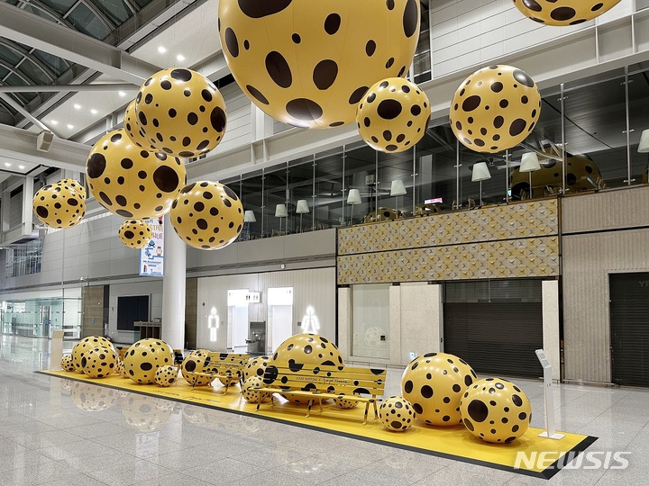[서울=뉴시스]루이 비통이 세계적인 예술가 쿠사마 야요이(Yayoi Kusama)와 두 번째 협업을 기념해 인천공항에 '노랑 땡땡이' 조형물을 설치했다. 2023.1.09. 사진=이비통 제공.