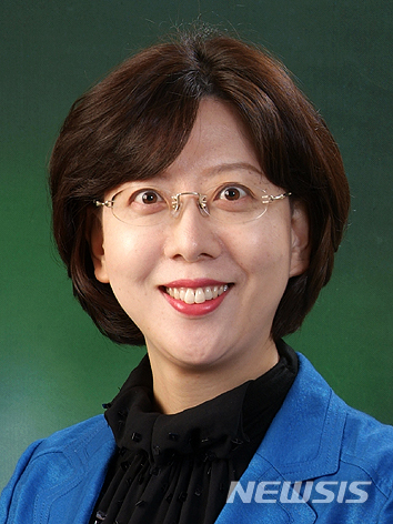 [완주=뉴시스]윤난슬 기자 = 우석대학교는 정승원(재활상담학과) 교수가 산업 재해보상 및 고용노동 행정 발전에 기여한 공로를 인정받아 고용노동부 장관 표창을 받았다고 9일 밝혔다.(사진=우석대 제공)