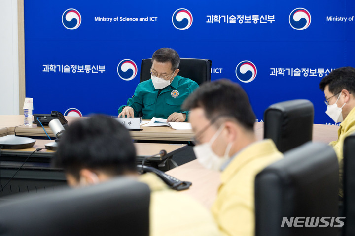 [서울=뉴시스]이종호 과학기술정보통신부 장관이 9일 오후 세종특별자치시 세종파이낸스센터 과기정통부 재난안전상황실에서 열린 '미국 지구관측위성 추락 관련 긴급상황회의'에 참석해 피해상황을 파악하고 있다. 이날 회의에는 오태석 제1차관, 이창윤 연구개발정책실장, 권현준 거대공공연구정책관이 참석했다. (사진=과학기술정보통신부 제공)