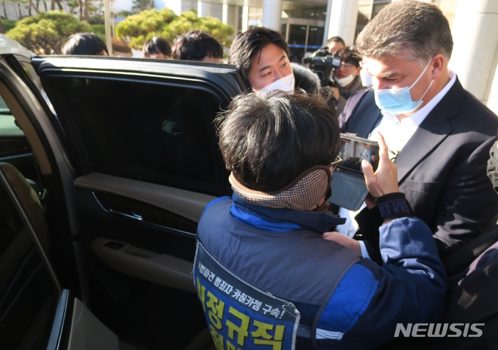 [인천=뉴시스] 김동영 기자 = 9일 오후 협력업체 노동자 1700여명을 불법 파견한 혐의로 재판에 넘겨진 카허 카젬 전 한국지엠(GM) 전 대표이사 사장이 징역 8개월에 집행유예 2년을 선고 받고 인천 미추홀구 인천지법을 나서고 있다. 2023.01.09. dy0121@newsis.com&nbsp; 