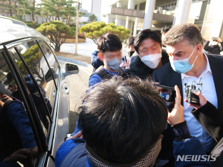 [인천=뉴시스] 김동영 기자 = 9일 오후 협력업체 노동자 1700여명을 불법 파견한 혐의로 재판에 넘겨진 카허 카젬 전 한국지엠(GM) 전 대표이사 사장이 징역 8개월에 집행유예 2년을 선고 받고 인천 미추홀구 인천지법을 나서고 있다. 2023.01.09. dy0121@newsis.com 