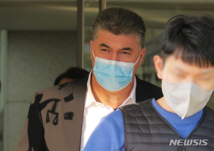 [인천=뉴시스] 2023년 1월9일 오후 협력업체 노동자 1700여명을 불법 파견한 혐의로 재판에 넘겨진 카허 카젬 전 한국지엠(GM) 전 대표이사 사장이 징역 8개월에 집행유예 2년을 선고 받고 인천 미추홀구 인천지법을 나서고 있다. (사진=뉴시스 DB). photo@newsis.com