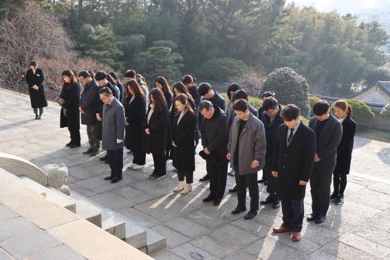 [부산=뉴시스] 부산시도시재생센터 황영우 원장을 비롯한 임직원들은 9일 오전 동래구 안락동 충렬사를 찾아 '2023년 계묘년(癸卯年) 새해 맞이 참배'를 진행하고 있다. (사진=부산시도시재생센터 제공) *재판매 및 DB 금지