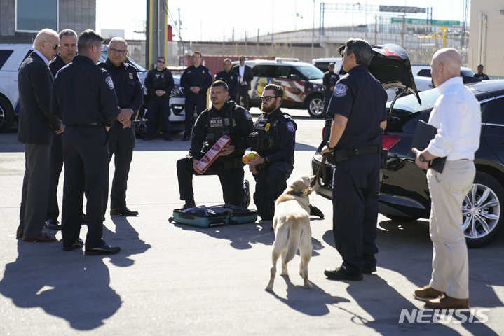 [엘패소=AP/뉴시스] 조 바이든(왼쪽) 미국 대통령이 8일(현지시간) 텍사스주 엘패소의 멕시코 국경 장벽을 방문해 국경수비대 대원들의 마약 소지 차량 수색 시연을 지켜보고 있다. 바이든 대통령은 취임 후 처음으로 불법 이민 문제로 논란이 많은 국경 현장을 둘러보았다. 2023.01.09.