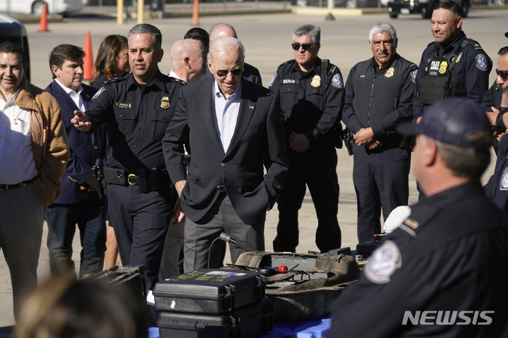 [엘패소=AP/뉴시스] 조 바이든 미국 대통령이 8일(현지시간) 텍사스주 엘패소의 멕시코 국경 장벽을 방문해 설명을 듣고 있다. 바이든 대통령은 취임 후 처음으로 불법 이민 문제로 논란이 많은 국경 현장을 둘러보았다. 2023.01.09.