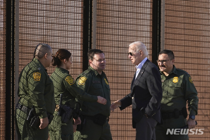 [엘패소=AP/뉴시스] 조 바이든 미국 대통령이 8일(현지시간) 텍사스주 엘패소의 멕시코 국경 장벽을 방문해 국경수비대 대원들과 인사를 나누고 있다. 바이든 대통령은 취임 후 처음으로 불법 이민 문제로 논란이 많은 국경 현장을 둘러보았다. 2023.01.09.