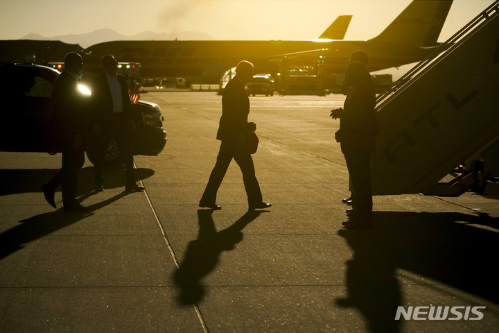 [엘패소=AP/뉴시스] 조 바이든 미국 대통령이 8일(현지시간) 텍사스주 엘패소의 멕시코 국경 장벽을 방문한 뒤 에어포스원에 탑승하고 있다. 바이든 대통령은 취임 후 처음으로 불법 이민 문제로 논란이 많은 국경 현장을 둘러보았다. 2023.01.09.