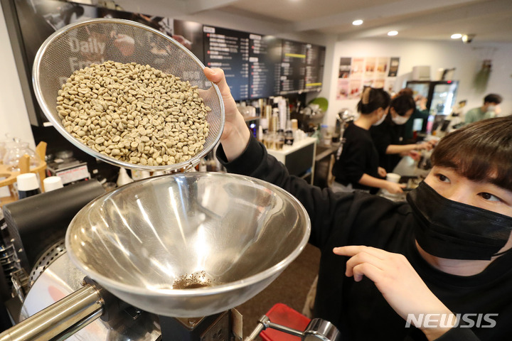 [서울=뉴시스] 백동현 기자 = 생두를 로스팅 기계에 넣고 있다. 2023.01.09. livertrent@newsis.com