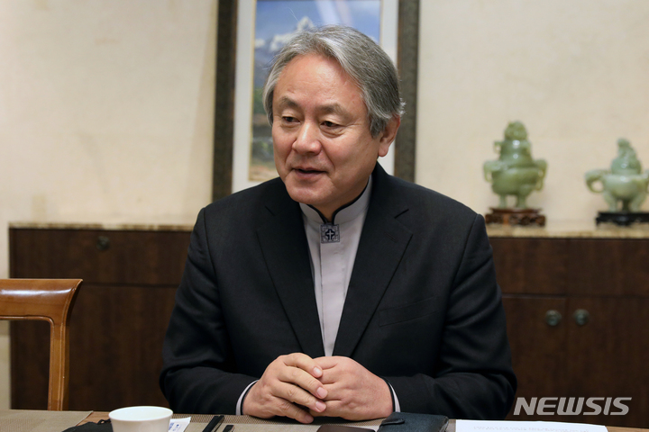 [서울=뉴시스] 박진희 기자 = 한국기독교교회협의회(NCCK) 총무 이홍정 목사가 9일 서울 중구 코리아나호텔에서 신년 기자간담회를 갖고 2023년 NCCK 핵심 사업을 소개하고 있다. 2023.01.09. pak7130@newsis.com