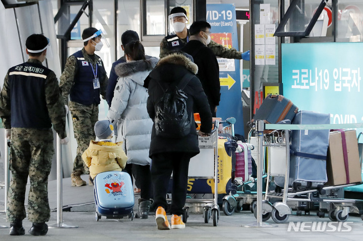 [인천공항=뉴시스] 최동준 기자 = 9일 질병관리청에 따르면 전날 중국을 출발해 인천국제공항에 도착한 입국자는 934명으로, 이 가운데 공항검사센터에서 코로나19 PCR 검사를 받은 단기체류 외국인 180명 중 7명이 확진 판정을 받았다. 양성률은 3.9%, 중국발 입국자 PCR 검사 시작 이후 첫 한자릿수를 기록했다. 사진은 이날 인천국제공항에서 국군검역지원단이 중국 지난에서 도착한 입국자들에게 PCR 검사 안내를 하는 모습. 2023.01.09. photocdj@newsis.com