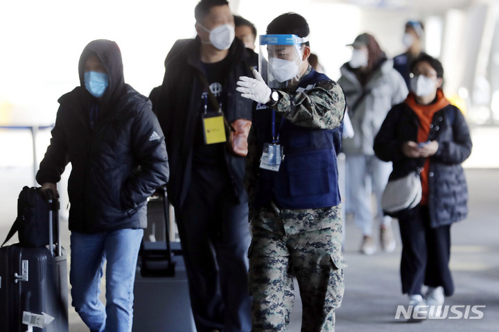 [인천공항=뉴시스] 최동준 기자 = 지난 9일 인천국제공항에서 국군검역지원단이 중국 지난에서 도착한 입국자들에게 PCR 검사센터 안내하고 있다. 2023.01.27. photocdj@newsis.com