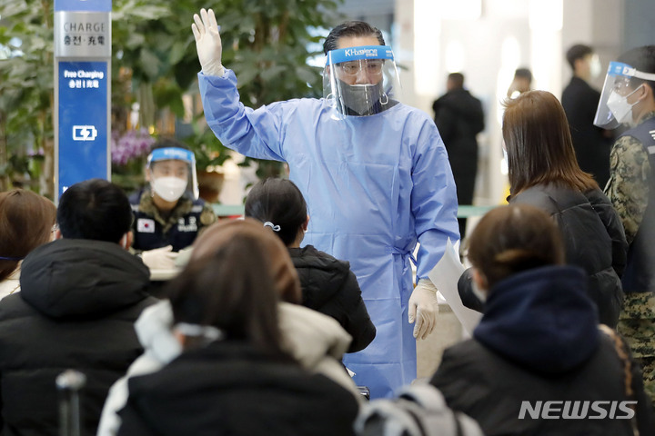 [인천공항=뉴시스] 최동준 기자 = 9일 질병관리청에 따르면 전날 중국을 출발해 인천국제공항에 도착한 입국자는 934명으로, 이 가운데 공항검사센터에서 코로나19 PCR 검사를 받은 단기체류 외국인 180명 중 7명이 확진 판정을 받았다. 양성률은 3.9%, 중국발 입국자 PCR 검사 시작 이후 첫 한자릿수를 기록했다. 사진은 이날 인천국제공항에서 의료진이 중국 지난에서 도착한 입국자들에게 PCR 검사 안내를 하는 모습. 2023.01.09. photocdj@newsis.com