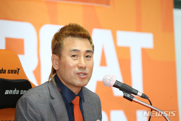 [춘천=뉴시스] 김경목 기자 = 9일 오후 김병지 강원FC 대표이사가 강원 춘천시 송암스포츠타운 미디어실에서 취임 후 첫 기자간담회를 열고 포부를 밝히고 있다. 2022.01.09. photo31@newsis.com