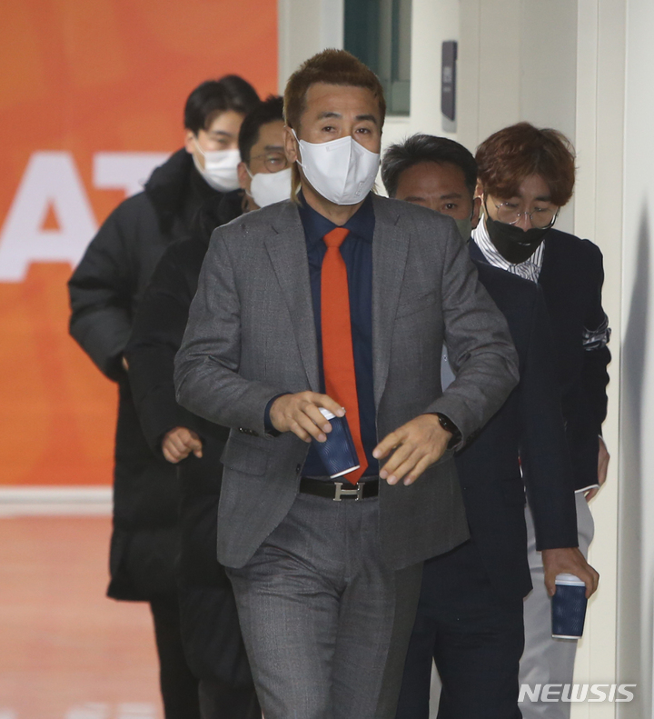 [춘천=뉴시스] 김경목 기자 = 9일 오후 김병지 강원FC 대표이사가 강원 춘천시 송암스포츠타운 미디어실로 향하고 있다. 김 대표는 취임 후 첫 기자간담회를 통해 구단 운영 계획과 포부를 밝혔다. 2022.01.09. photo31@newsis.com