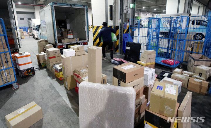 [서울=뉴시스] 조성우 기자 = 서울 송파구 복합물류단지에서 택배 노동자들이 분류 작업을 하고 있다. 2023.01.09. xconfind@newsis.com