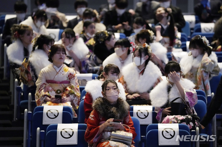 [요코하마=AP/뉴시스] 9일 일본 도쿄 인근 요코하마에서 기모노 차림의 여성들이 성년식에 참석하고 있다. 일본의 성년식은 매년 1월 둘째 주 월요일에 열리며 일본 정부는 지난해 4월 성인 나이를 20세에서 18세로 낮췄다. 2023.01.09.