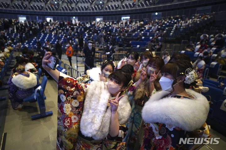 [요코하마=AP/뉴시스] 9일 일본 도쿄 인근 요코하마에서 열린 성년식에 참석한 기모노 차림의 여성들이 셀카를 찍고 있다. 일본의 성년식은 매년 1월 둘째 주 월요일에 열리며 일본 정부는 지난해 4월 성인 나이를 20세에서 18세로 낮췄다. 2023.01.09.