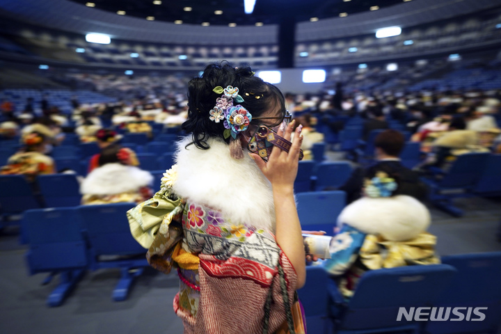 [요코하마=AP/뉴시스] 기모노 차림의 여성들이 9일 도쿄 인근 요코하마에서 20세가 된 것을 축하하는 성년의 날 공식 행사에 참석하고 있다. 일본의 각 지방 자치 단체는 매년 1월 둘째 주 월요일마다 성인이 된 청년들을 축하하는 행사를 개최한다. 일본은 2022년 성인의 나이를 20세에서 18세로 낮췄다. 2023.01.09.