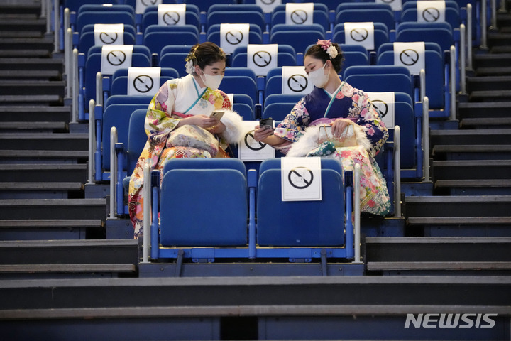 [요코하마=AP/뉴시스] 9일 일본 도쿄 인근 요코하마에서 열린 성년식에 참석한 기모노 차림의 여성들이 행사 시작을 기다리고 있다. 일본의 성년식은 매년 1월 둘째 주 월요일에 열리며 일본 정부는 지난해 4월 성인 나이를 20세에서 18세로 낮췄다. 2023.01.09.