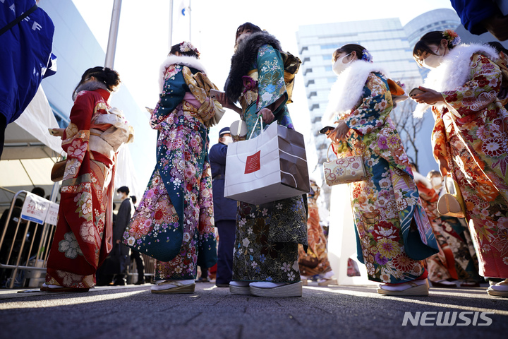 [요코하마=AP/뉴시스] 9일 일본 도쿄 인근 요코하마에서 기모노 차림의 여성들이 성년식에 입장하고 있다. 일본의 성년식은 매년 1월 둘째 주 월요일에 열리며 일본 정부는 지난해 4월 성인 나이를 20세에서 18세로 낮췄다. 2023.01.09.