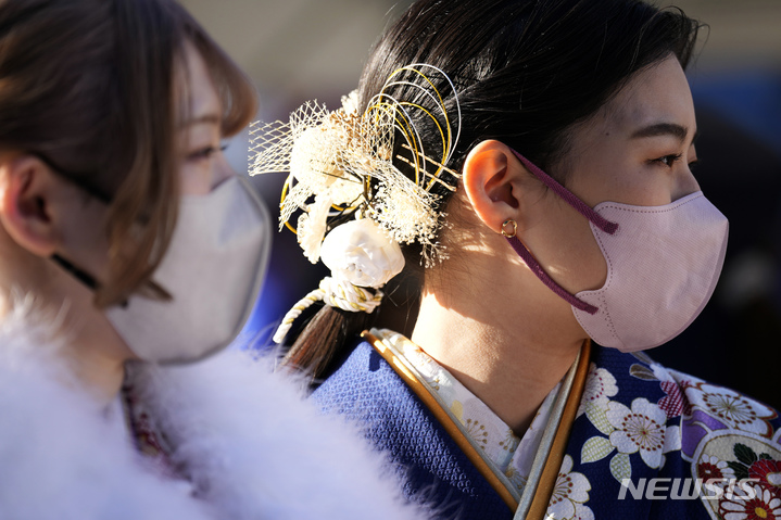 [요코하마=AP/뉴시스] 기모노 차림의 여성들이 9일 도쿄 인근 요코하마에서 20세가 된 것을 축하하는 성년의 날 공식 행사에 참석하고 있다. 일본의 각 지방 자치 단체는 매년 1월 둘째 주 월요일마다&nbsp; 성인이 된 청년들을 축하하는 행사를 개최한다. 일본은 2022년 성인의 나이를 20세에서 18세로 낮췄다. 2023.01.09.