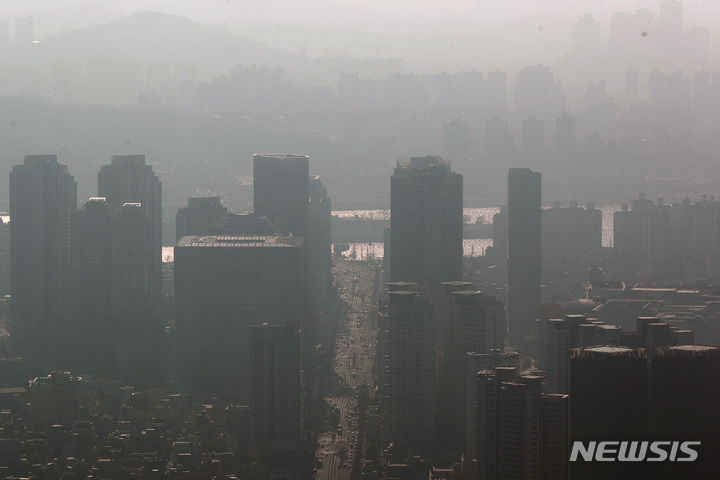 [서울=뉴시스] 백동현 기자 = 연일 미세먼지 농도가 '나쁨' 수준을 보이고 있는 9일 오후 서울 용산구 남산서울타워에서 바라본 서울 도심 대기가 뿌옇다. 2023.01.09. livertrent@newsis.com