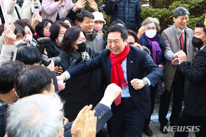 [서울=뉴시스] 전진환 기자 = 국민의힘 당권주자인 김기현 의원이 9일 오후 서울 영등포구 여의도에 마련된 전당대회 경선 캠프인 '이기는 캠프 5560' 개소식에 앞서 지지자에게 인사하고 있다. (공동취재사진) 2023.01.09. photo@newsis.com