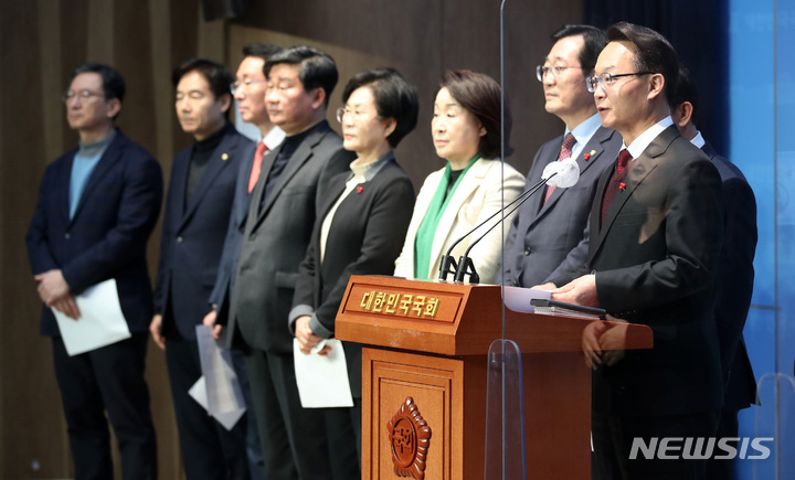 [서울=뉴시스] 고범준 기자 = 조해진 국민의힘 의원이 9일 오후 서울 여의도 국회 소통관에서 열린 초당적 정치개혁 의원모임 제안 기자회견에서 발언을 하고 있다. 정성호(왼쪽부터) 더불어민주당 의원, 이용호 국민의힘 의원, 김상훈 국민의힘 의원, 전해철 더불어민주당 의원, 김상희 더불어민주당 의원, 심상정 정의당 의원, 민홍철 더불어민주당 의원, 이종배 국민의힘 의원, 조해진 국민의힘 의원. 2023.01.09. bjko@newsis.com