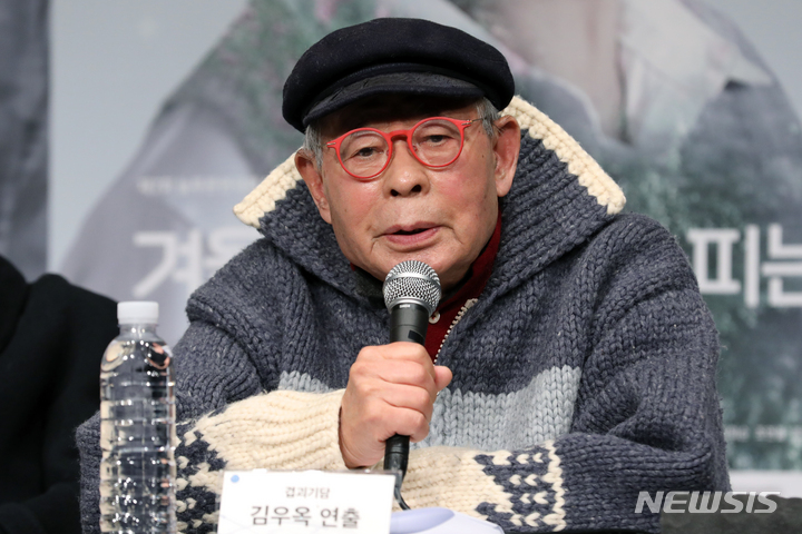 [서울=뉴시스] 박진희 기자 = 제7회 늘푸른연극제 참여 작품 '겹괴기담' 연출 김우옥이 지난 1월9일 서울 중구 국립정동극장 세실에서 기자간담회를 하고 있다. 2023.01.09. pak7130@newsis.com