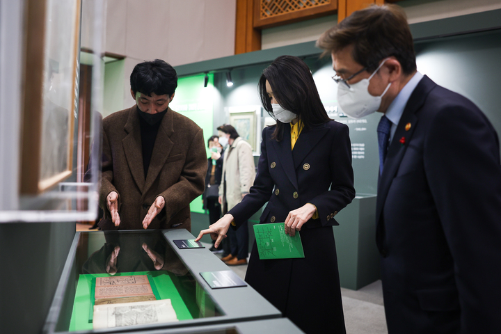 [서울=뉴시스] 윤석열 대통령 부인 김건희 여사가 9일 청와대 춘추관에서 열린 국립한국문학관 특별전 '이상, 염상섭, 현진건, 윤동주 청와대를 거닐다'에서 전시를 관람하고 있다. (사진=대통령실 제공) 2023.01.09. photo@newsis.com *재판매 및 DB 금지