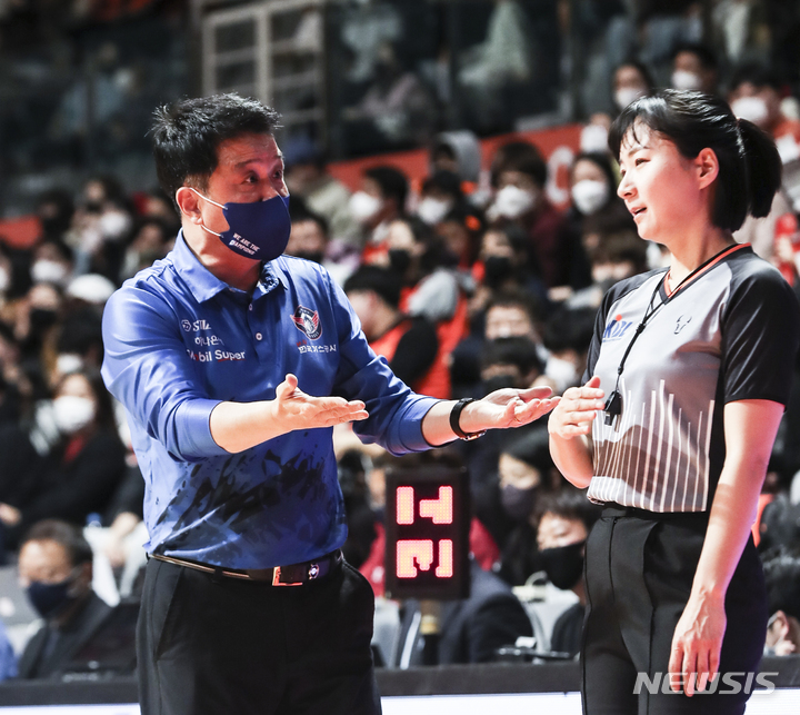 [고양=뉴시스] 김근수 기자 = 9일 오후 경기 고양체육관에서 열린 2022-2023 프로농구 고양 캐롯과 대구 한국가스공사와의 경기. 유도훈 대구가스공사 감독이 심판 판정에 항의하고 있다. 2023.01.09. ks@newsis.com