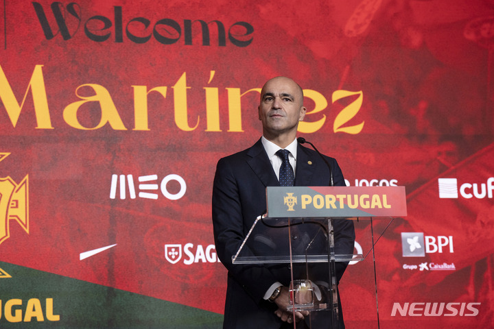 [오에이라스=AP/뉴시스] 로베르토 마르티네스 감독이 10일(한국시간) 포르투갈 리스본 인근 오에이라스의 포르투갈축구협회 본부에서 대표팀 감독 취임 기자회견을 하고 있다. 2023.01.10.