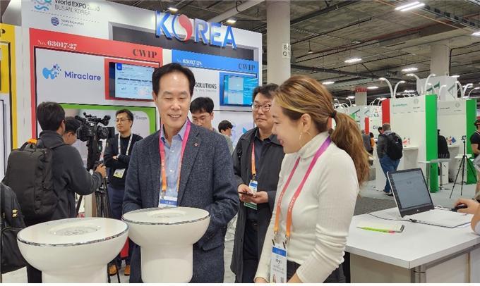 [부산=뉴시스] 신창호 부산시 미래산업국장(가운데)이 'CES 2023' 행사 중 유레카파크 통합한국관을 방문해 참가 기업들을 둘러보고 있다.(사진=부산시 제공) *재판매 및 DB 금지