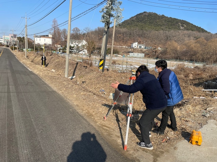 [인천=뉴시스] 강화군 건설기획단이 측량을 하고 있다. (사진=강화군 제공) *재판매 및 DB 금지