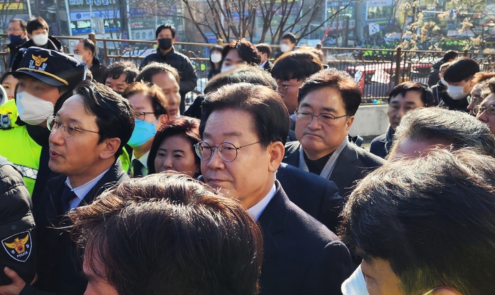 [성남=뉴시스] 이재명 더불어민주당 대표가 10일 성남FC 후원금 의혹 관련 검찰 조사를 받기 위해 수원지검 성남지청 청사 앞에 도착해 지지자들의 환호를 받으며 포토라인까지 도보로 이동하고 있다. 2023.01.10. gaga99@newsis.com *재판매 및 DB 금지