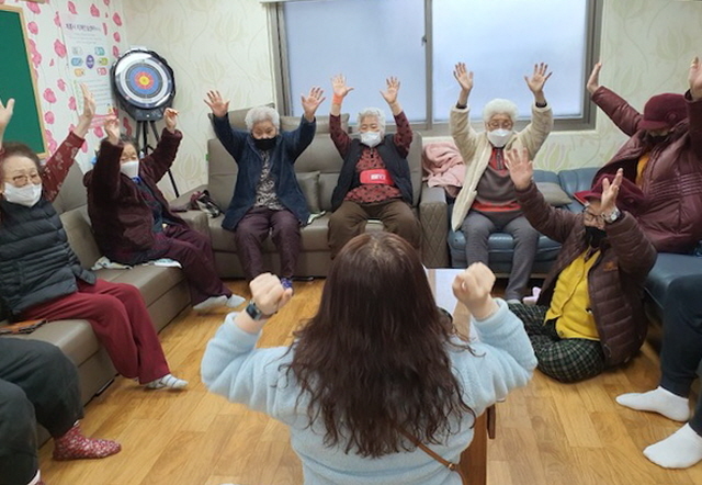 계룡시 치매안심센터는 경로당을 찾아 치매검사 및 예방교육을 벌이고 있다. 2023. 01. 10 계룡시 *재판매 및 DB 금지